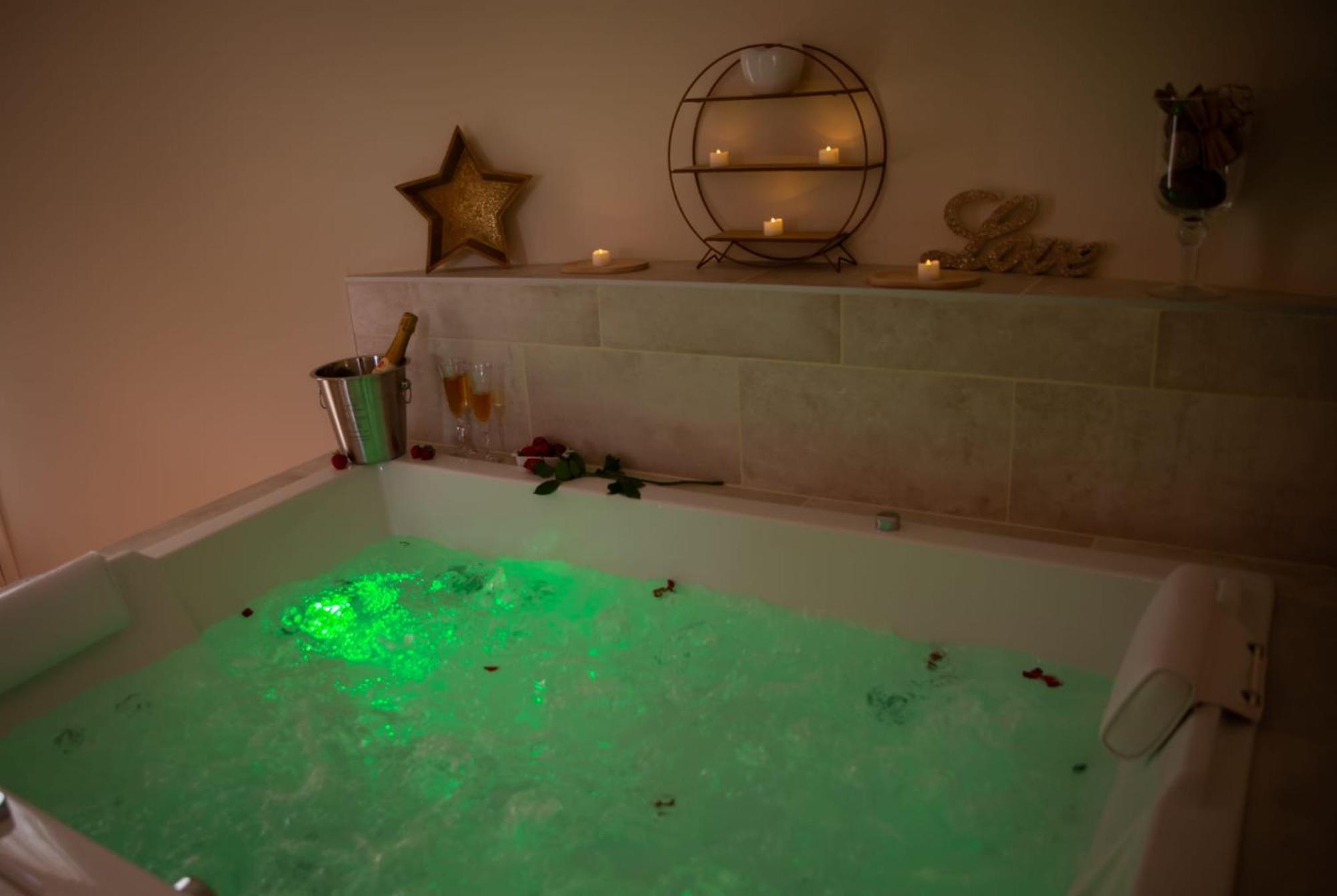 Le Mas Aux Amoureux , Suite Romantique Et Spa Ле Баркарес Экстерьер фото