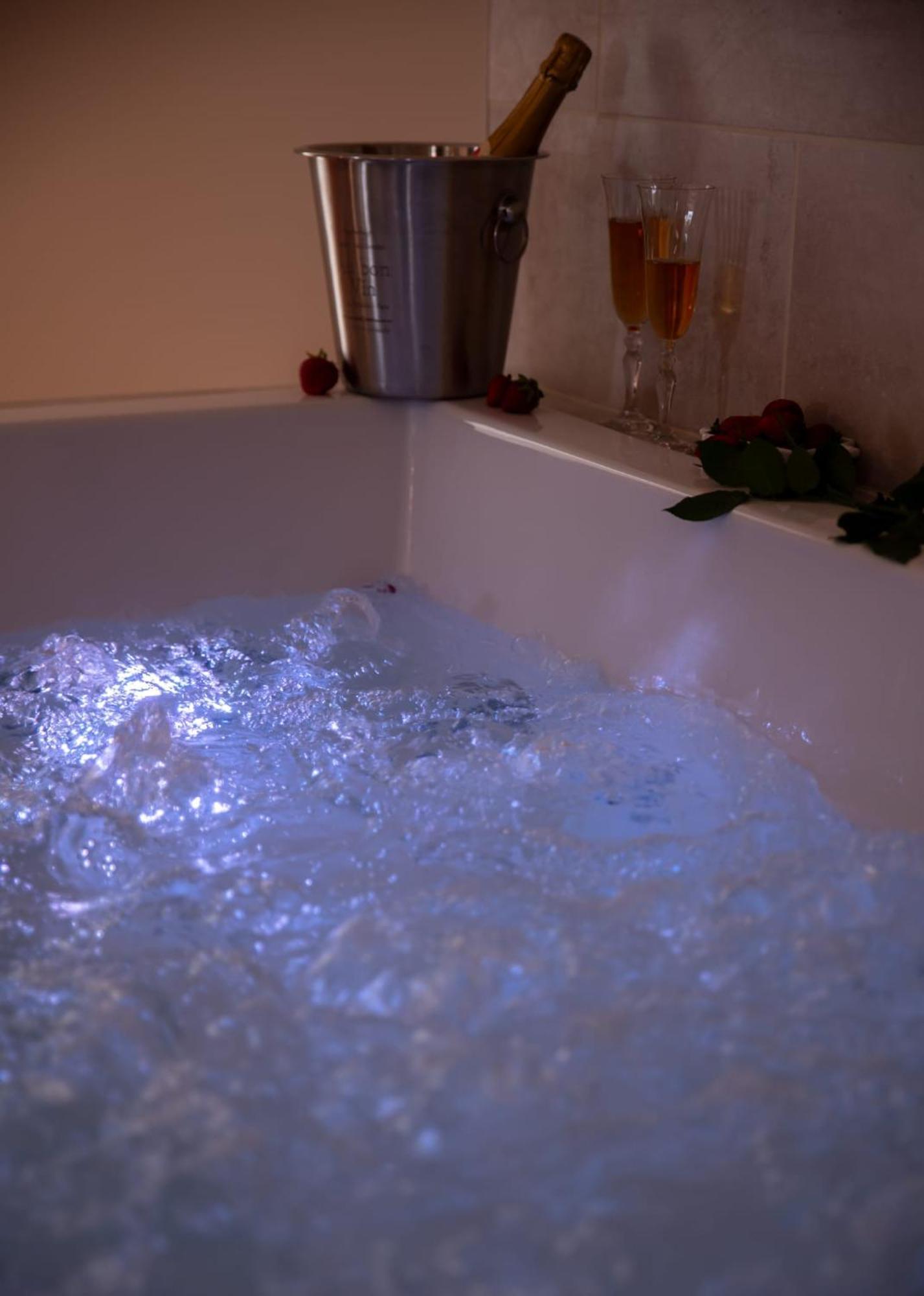 Le Mas Aux Amoureux , Suite Romantique Et Spa Ле Баркарес Экстерьер фото