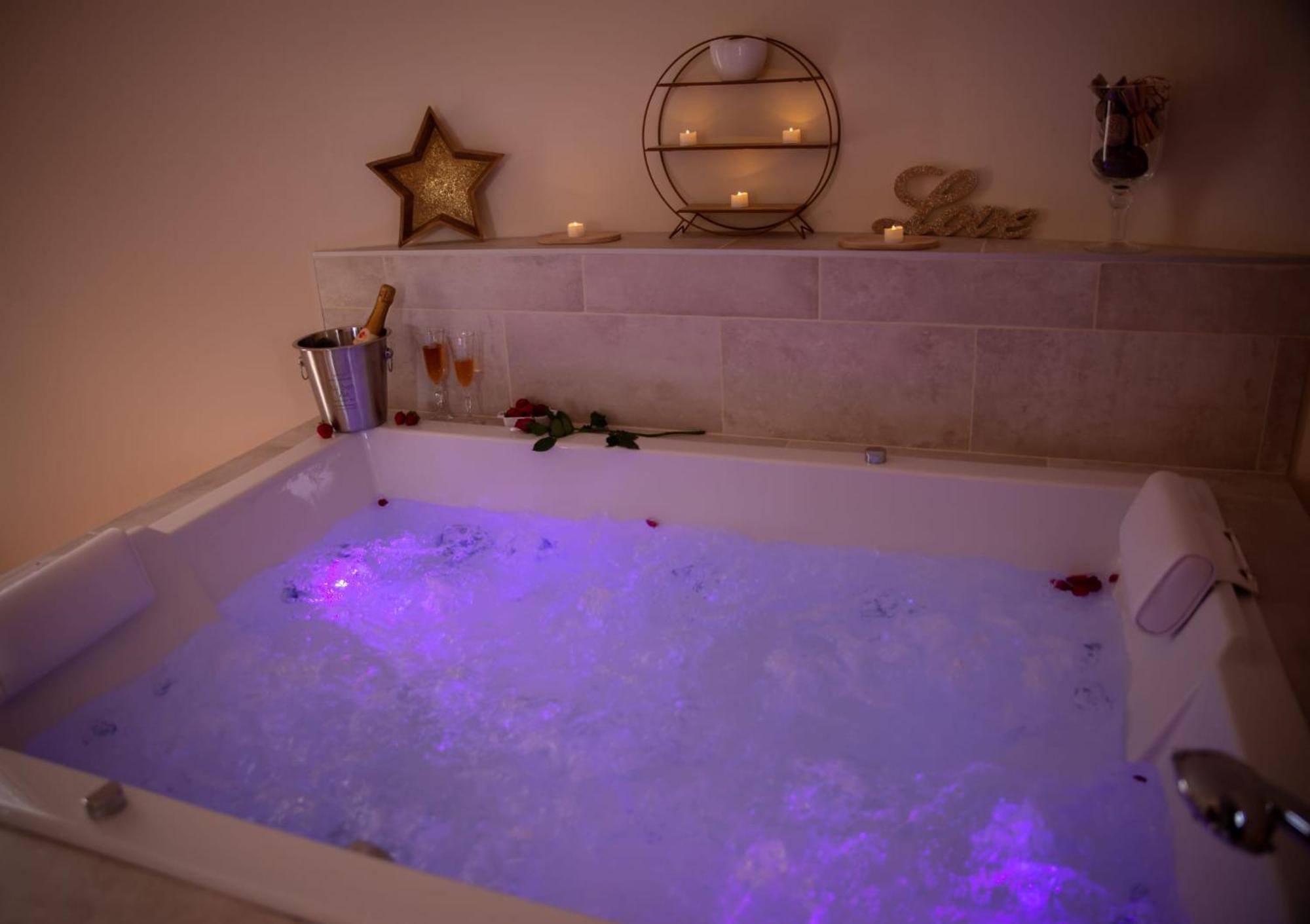Le Mas Aux Amoureux , Suite Romantique Et Spa Ле Баркарес Экстерьер фото
